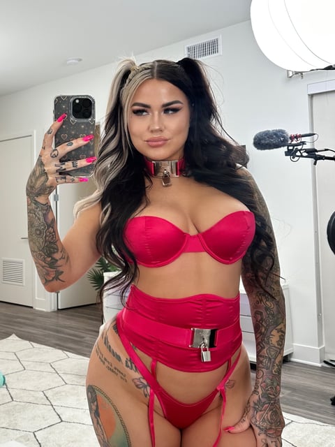 free6cams.com karmenkarma profile on OnlyFans in threesome category