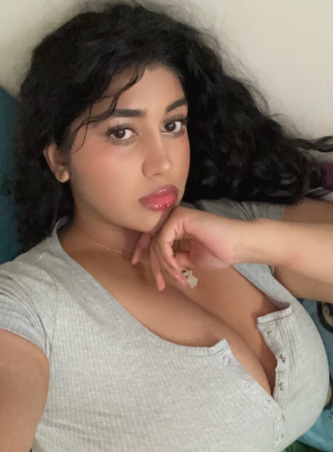 free6cams.com urindianbae profile on OnlyFans in student category